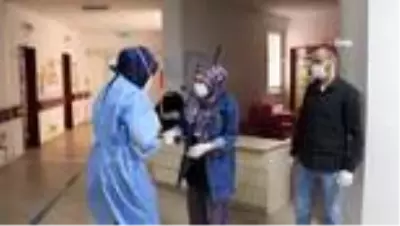Yeni doğan bebek 23 günlük tedavi ile korona virüsü yendi, alkışlarla taburcu edildi Yeni doğan bebek 23 günlük tedavi ile korona virüsü yendi, alkışlarla taburcu edildi