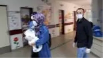 Yeni doğan bebek 23 günlük tedavi ile korona virüsü yendi, alkışlarla taburcu edildi Yeni doğan bebek 23 günlük tedavi ile korona virüsü yendi, alkışlarla taburcu edildi