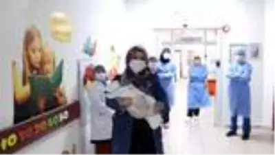 Yeni doğan bebek 23 günlük tedavi ile korona virüsü yendi, alkışlarla taburcu edildi Yeni doğan bebek 23 günlük tedavi ile korona virüsü yendi, alkışlarla taburcu edildi