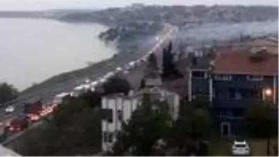 4 günlük sokağa çıkma yasağı öncesinde Silivri Gümüşyaka'da kilometrelerce araç kuyruğu oluştu 4 günlük sokağa çıkma yasağı öncesinde Silivri Gümüşyaka'da kilometrelerce araç kuyruğu oluştu