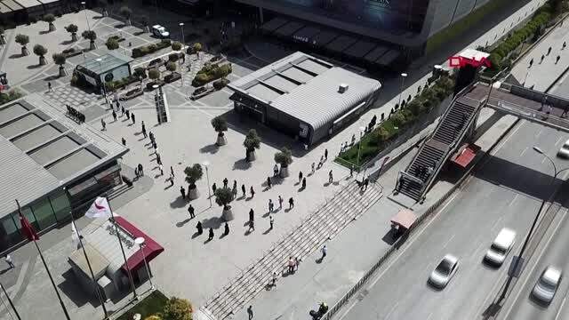 4 saatlik izinle sokağa çıkan 15-20 yaş grubu gençler İstiklal caddesinde yoğunluk oluşturdu