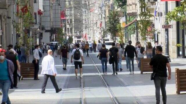 4 saatlik izinle sokağa çıkan 15-20 yaş grubu gençler İstiklal caddesinde yoğunluk oluşturdu
