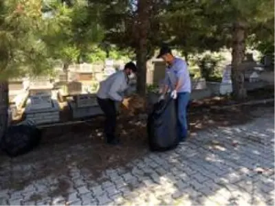 Ankara'da ilçe ve mahalle mezarlıklarında da bayram temizliği Ankara'da ilçe ve mahalle mezarlıklarında da bayram temizliği