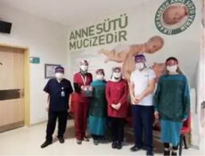 Belediye'nin sponsor olduğu öğretmen 2 bin siperlik maske üretti