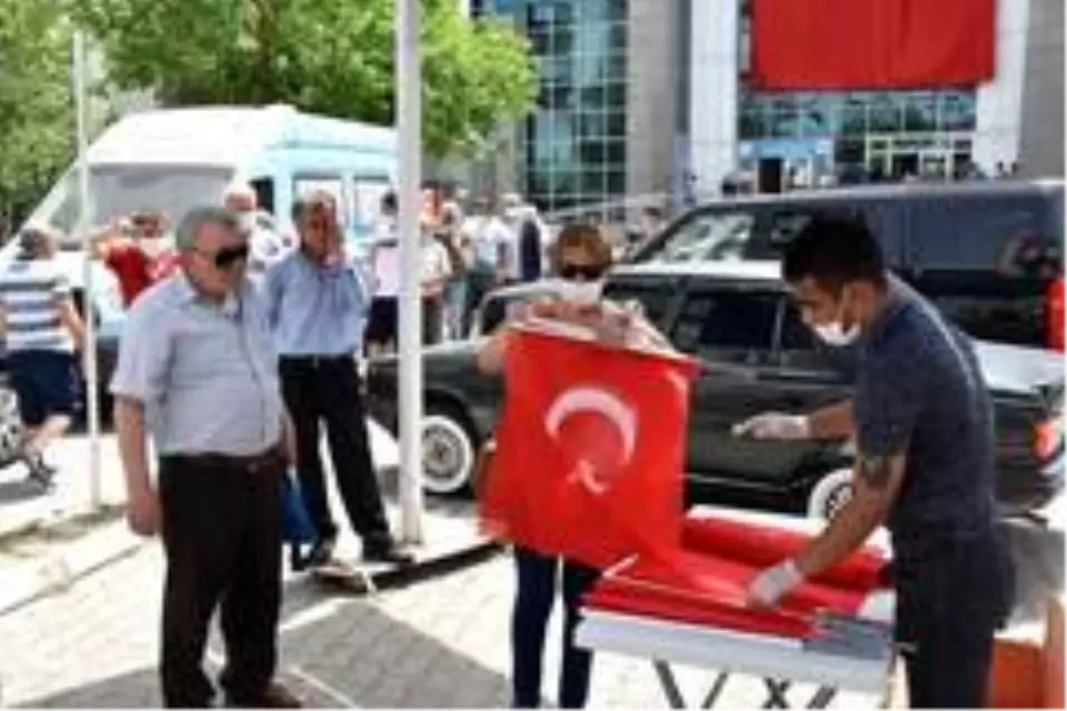 Edremit Belediyesi 10 bin bayrak dağıttı