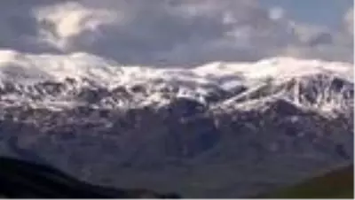 Göçerler yaylaya çıkmak için dağlardaki karların erimesini bekliyor Göçerler yaylaya çıkmak için dağlardaki karların erimesini bekliyor