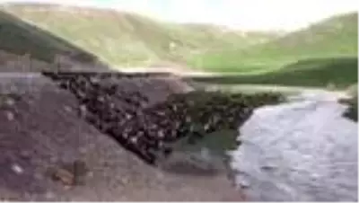 Göçerler yaylaya çıkmak için dağlardaki karların erimesini bekliyor Göçerler yaylaya çıkmak için dağlardaki karların erimesini bekliyor