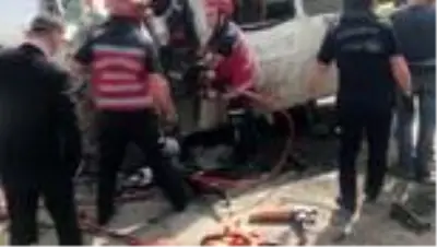 İşçi servisiyle kamyonet çarpıştı: 5 yaralı İşçi servisiyle kamyonet çarpıştı: 5 yaralı