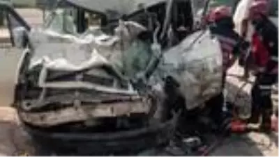 İşçi servisiyle kamyonet çarpıştı: 5 yaralı İşçi servisiyle kamyonet çarpıştı: 5 yaralı