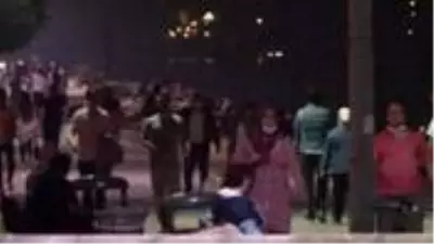İstanbul'da ısınan hava sonrasında sahillere akın eden vatandaşlar, koronavirüs önlemlerine uymadı İstanbul'da ısınan hava sonrasında sahillere akın eden vatandaşlar, koronavirüs önlemlerine uymadı