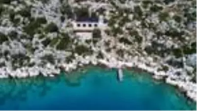 Doğal sit alanına raylı sistem döşeyerek malzeme taşıyıp kaçak villa diktiler Doğal sit alanına raylı sistem döşeyerek malzeme taşıyıp kaçak villa diktiler