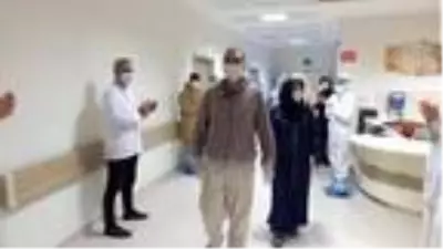 Koronavirüs tedavisi gören çift alkışlarla taburcu edildi Koronavirüs tedavisi gören çift alkışlarla taburcu edildi