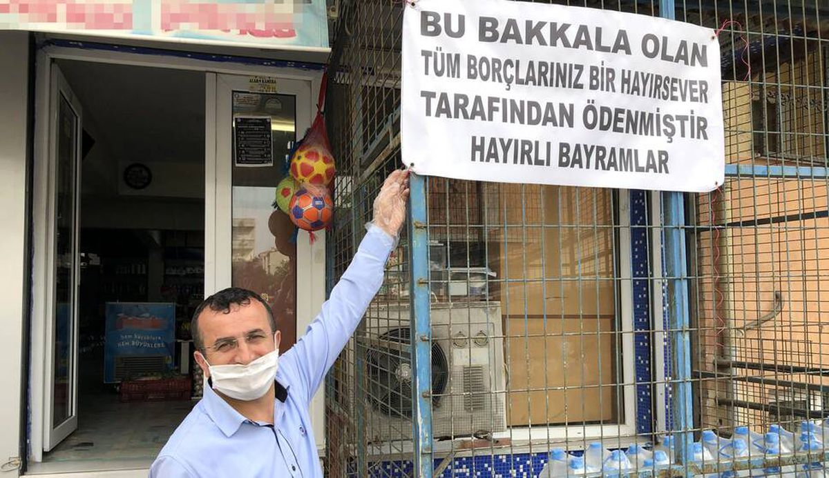 Veresiye borçlarını ödeyen hayırsever, marketin camına pankart astırdı