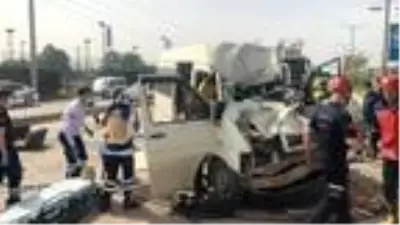 Refüjü aşan kamyonet işçi servisiyle çarpıştı: 5 yaralı Refüjü aşan kamyonet işçi servisiyle çarpıştı: 5 yaralı