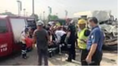 Refüjü aşan kamyonet işçi servisiyle çarpıştı: 5 yaralı Refüjü aşan kamyonet işçi servisiyle çarpıştı: 5 yaralı