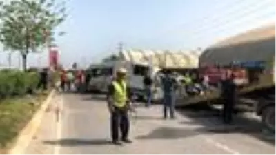 Refüjü aşan kamyonet işçi servisiyle çarpıştı: 5 yaralı Refüjü aşan kamyonet işçi servisiyle çarpıştı: 5 yaralı