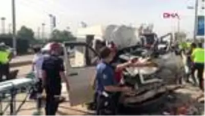 SAKARYA Refüjü aşan kamyonet işçi servisine çarptı: 5 yaralı SAKARYA Refüjü aşan kamyonet işçi servisine çarptı: 5 yaralı