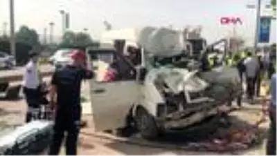 SAKARYA Refüjü aşan kamyonet işçi servisine çarptı: 5 yaralı SAKARYA Refüjü aşan kamyonet işçi servisine çarptı: 5 yaralı