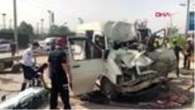 SAKARYA Refüjü aşan kamyonet işçi servisine çarptı: 5 yaralı SAKARYA Refüjü aşan kamyonet işçi servisine çarptı: 5 yaralı
