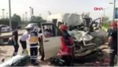 SAKARYA Refüjü aşan kamyonet işçi servisine çarptı: 5 yaralı SAKARYA Refüjü aşan kamyonet işçi servisine çarptı: 5 yaralı