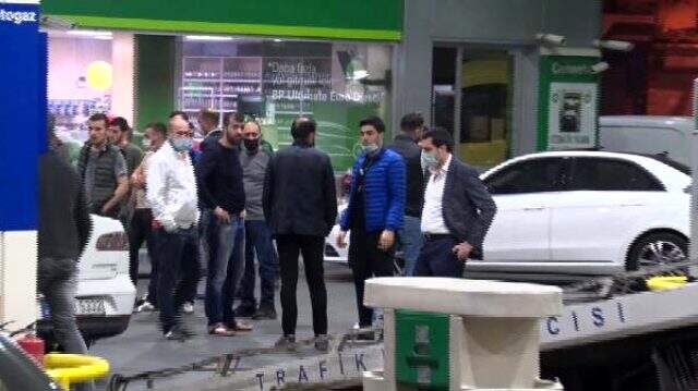 Seyit halindeyken lastiği patlayan otomobil, akaryakıt istasyonunun marketine girdi