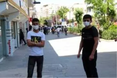 Siirt'te kısıtlama kalktı gençler caddeleri doldurdu Siirt'te kısıtlama kalktı gençler caddeleri doldurdu