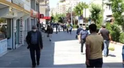 Siirt'te kısıtlama kalktı gençler caddeleri doldurdu Siirt'te kısıtlama kalktı gençler caddeleri doldurdu