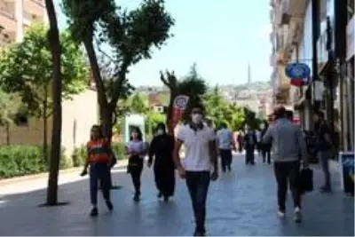 Siirt'te kısıtlama kalktı gençler caddeleri doldurdu Siirt'te kısıtlama kalktı gençler caddeleri doldurdu