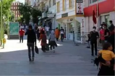Siirt'te kısıtlama kalktı gençler caddeleri doldurdu Siirt'te kısıtlama kalktı gençler caddeleri doldurdu