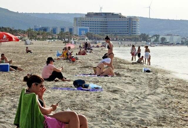 Sokağa çıkma yasağı öncesinde Çeşme'de vatandaşlar plaja akın etti