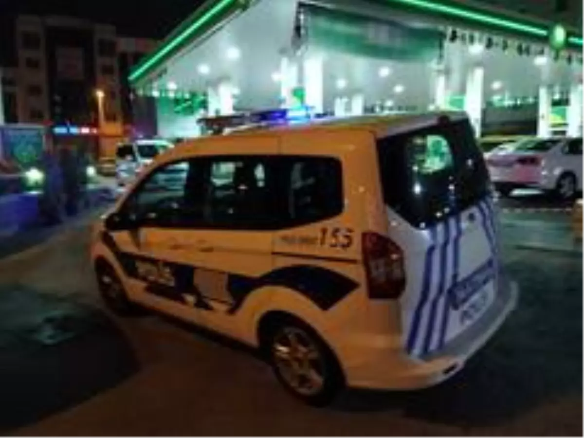 Tekeri patlayan otomobil benzinliğin marketine girdi