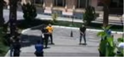 Uzun süre sonra dışarı çıkan gençler polislerle tek kale maç yaptı
