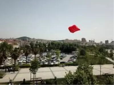 Uzun zaman sonra sokağa çıkan gençlerin dev Türk bayrak motifli uçurtma ile 19 Mayıs kutlaması... Uzun zaman sonra sokağa çıkan gençlerin dev Türk bayrak motifli uçurtma ile 19 Mayıs kutlaması...