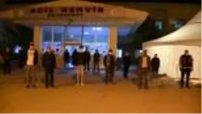 Ağrılı gönüllü gençlerin 'mini konseri' sağlık çalışanları ve vatandaşlara moral oldu Ağrılı gönüllü gençlerin 'mini konseri' sağlık çalışanları ve vatandaşlara moral oldu