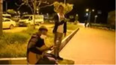 Ağrılı gönüllü gençlerin 'mini konseri' sağlık çalışanları ve vatandaşlara moral oldu Ağrılı gönüllü gençlerin 'mini konseri' sağlık çalışanları ve vatandaşlara moral oldu
