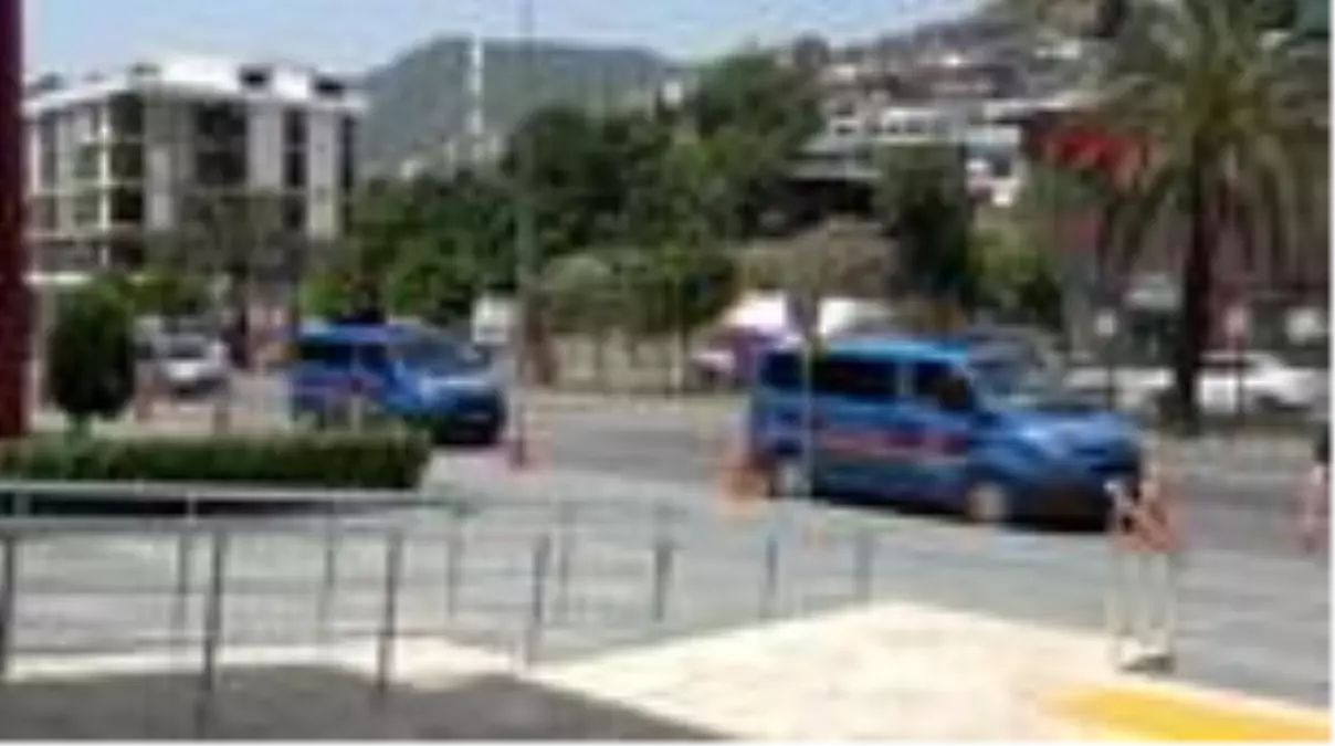 ANTALYA Hırsızlık suçundan yakalandı, 'Çıkınca hesaplaşacağız' diye gazetecileri tehdit etti