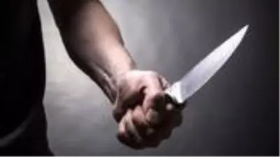 Avcılar'da bir kişi sokak ortasında karısını çeşitli yerlerinden bıçakladı