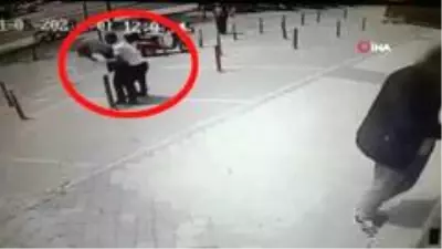 Banka çıkışında gasp kamerada