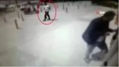 Banka çıkışında yaşanan gasp anı kamerada