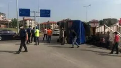 Demir yüklü tır devrildi: 1 yaralı