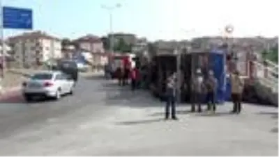 Demir yüklü tır devrildi: 1 yaralı Demir yüklü tır devrildi: 1 yaralı