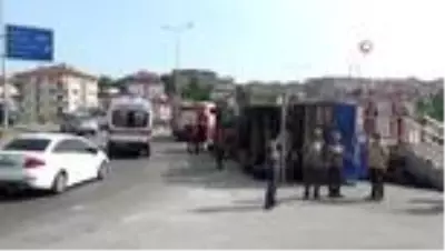 Demir yüklü tır devrildi: 1 yaralı Demir yüklü tır devrildi: 1 yaralı