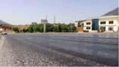 Denizli'de sıcak hava asfaltı eritti Denizli'de sıcak hava asfaltı eritti