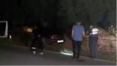 'Dur' ihtarına uymadılar, polis aracına çarpıp yaya olarak kaçtılar 'Dur' ihtarına uymadılar, polis aracına çarpıp yaya olarak kaçtılar