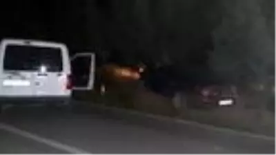 'Dur' ihtarına uymadılar, polis aracına çarpıp yaya olarak kaçtılar 'Dur' ihtarına uymadılar, polis aracına çarpıp yaya olarak kaçtılar