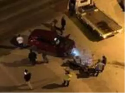'Dur' ihtarına uymadılar, polis aracına çarpıp yaya olarak kaçtılar 'Dur' ihtarına uymadılar, polis aracına çarpıp yaya olarak kaçtılar