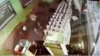 Eli silahlı ve maskeli soyguncular kuyumcuyu böyle soydular Eli silahlı ve maskeli soyguncular kuyumcuyu böyle soydular