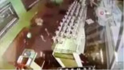 Eli silahlı ve maskeli soyguncular kuyumcuyu böyle soydular Eli silahlı ve maskeli soyguncular kuyumcuyu böyle soydular