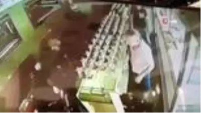 Eli silahlı ve maskeli soyguncular kuyumcuyu böyle soydular Eli silahlı ve maskeli soyguncular kuyumcuyu böyle soydular