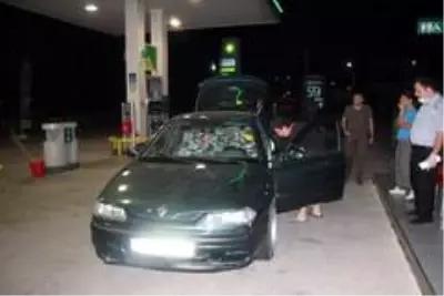 Eşini rahatsız eden adamı aracında kurşun yağmuruna tuttu Eşini rahatsız eden adamı aracında kurşun yağmuruna tuttu